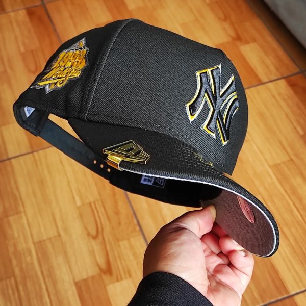 NEW ERA NEW YORK YANKEES WORLD SERIES 1999 BLACK 9FIFTY A FRAME SNAPBACK EMBROIDERED CASUAL BASEBALL CAP
